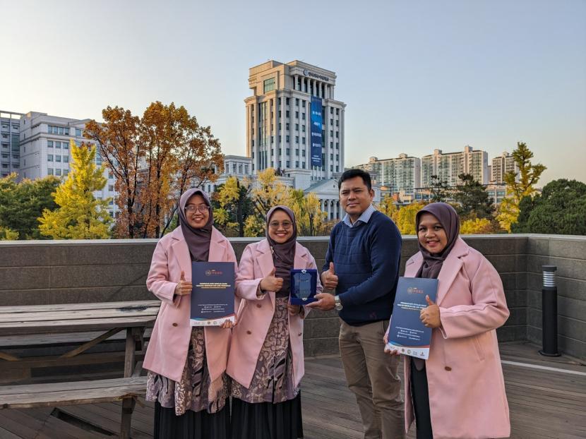  Tim Dosen Pendidikan Guru Sekolah Dasar (PGSD) UMM melakukan kerja sama dengan Rumah Muslimah Indonesia (Rumaisa) School, Korea Selatan. 