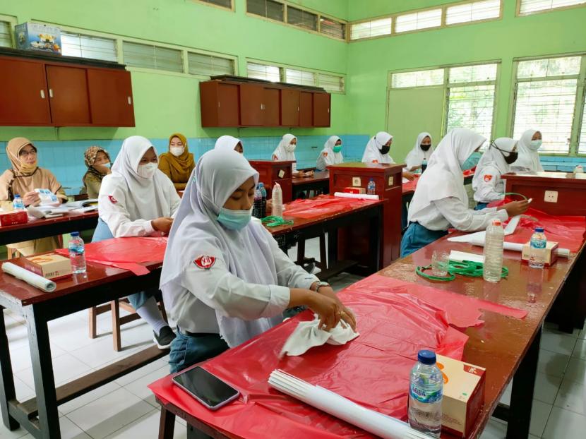 Tim dosen Pendidikan Guru Sekolah Dasar (PGSD) Universitas Muhammadiyah Malang (UMM) menyelenggarakan pelatihan batik shibori di SMA Negeri 2 Mejayan Kabupaten Madiun.