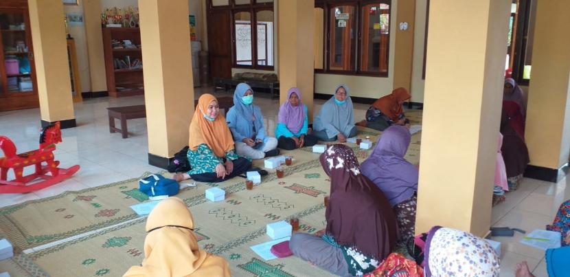 Tim dosen UAD Tim melakukan sosialisasi olahan pangan lokal kepada warga di Dusun Terong, Dlingo, Bantul.