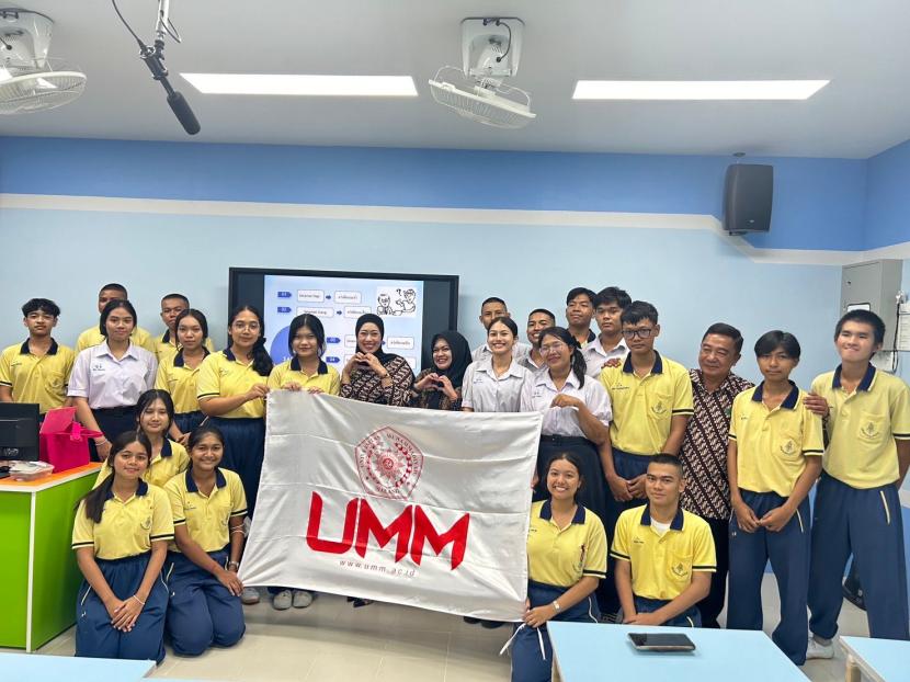 Tim dosen UMM mengajarkan bahasa Indonesia kepada para pelajar di Thailand selatan.