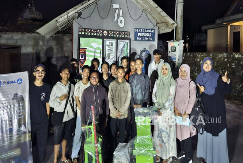 Tim dosen Universitas Islam Indonesia (UII) meluncurkan program pemberdayaan masyarakat melalui hibah Program Kemitraan Masyarakat (PKM) BIMA dari Direktorat Riset, Teknologi, dan Pengabdian kepada Masyarakat (DRTPM) Kementerian Pendidikan Tinggi, Sains dan Teknologi. Tim ini terdiri dari Elanjati Worldailmi, Ratih Dianingtyas Kurnia, dan Tri Lestari Wahyuning Utami bersama Karang Taruna Dusun Demen, Desa Pakembinangun, Kecamatan Pakem, Sleman yang diketuai oleh Sawaldi Waskito Aji atau disapa Aji.