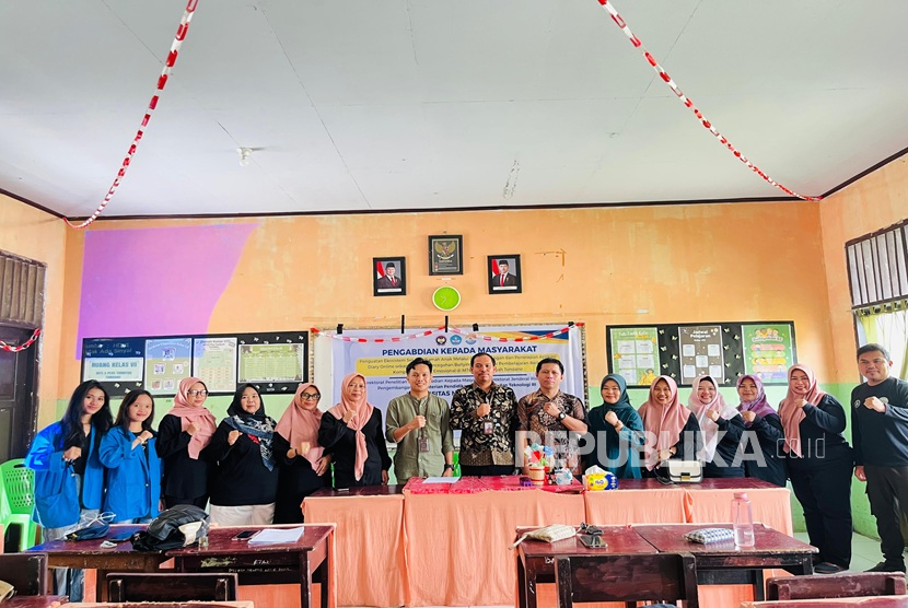 Tim dosen Universitas Negeri Manado (Unima) melaksanakan kegiatan Pengabdian Kepada Masyarakat (PKM) bertema Penguatan Ekosistem Sekolah Ramah Anak melalui Pengembangan dan Penerapan Aplikasi Diary Online sebagai Media Pencegahan Bullying Terintegrasi Pembelajaran Berbasis Kompetensi Sosial-Emosional di MTsS Plus Tarbiyah Tondano, Jumat (31/10/2025).