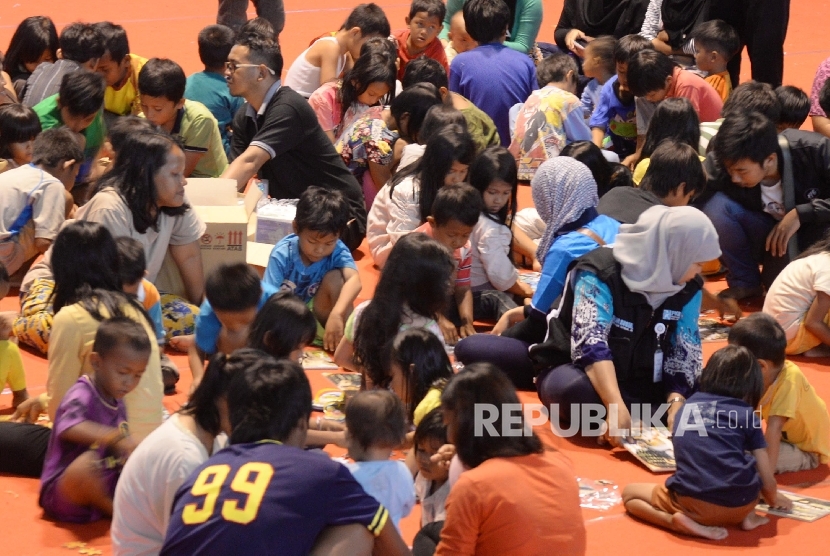 Tim Dukungan Psikososial Kemensos bermain dengan anak-anak pengungsi eks-Gafatardi Gedung Pusat Olahraga Persahabatan Korea Indonesia (POPKI), Cibubur, Jakarta Timur, Jumat (29/1). 