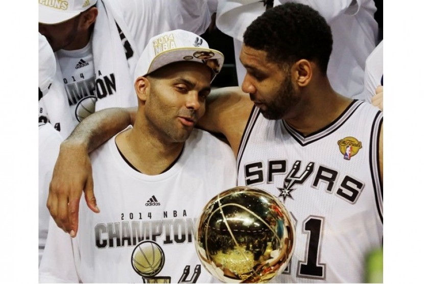 Tim Duncan (kanan) saat meraih gelar juara NBA pada 2014 bersama San Antonio Spurs.