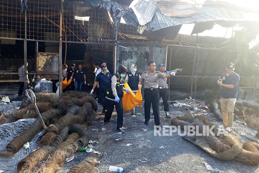 Tim DVI kembali menemukan satu jenazah di lokasi kebakaran pabrik kembang api, Desa Belimbing, Kosambi, Kabupaten Tangerang. Senin (30/10). 