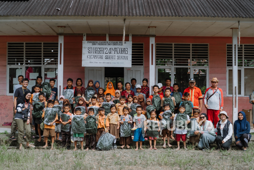 Untuk Anak Indonesia di Pelosok, EIGER Kirim Ribuan Tas Sekolah dari Mentawai Sampai Halmahera