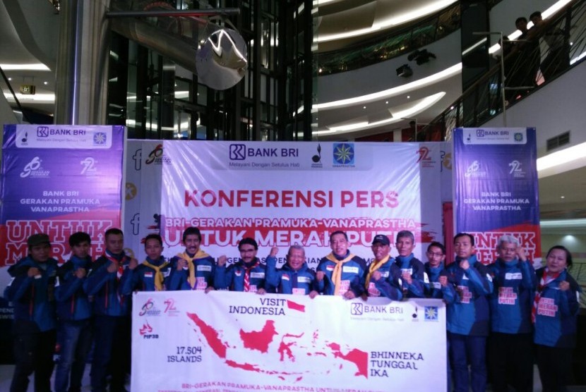 Tim Ekspedisi Dua Generasi Gerakan Pramuka-Vanaprashta untuk Merah Putih menggelar konferensi pers terkait pendakian Gunung Mont Blanc, Swiss-Perancis, Sabtu (2/9) di FX Plaza, Jakarta Selatan.