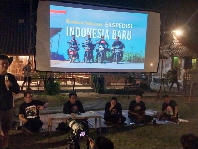  Tim Ekspedisi Indonesia Baru menyampaikan sejumlah temuan ekspedisinya selama 424 hari berkeliling  Indonesia di Bale Merapi, Sleman, Ahad (24/9/2023). 