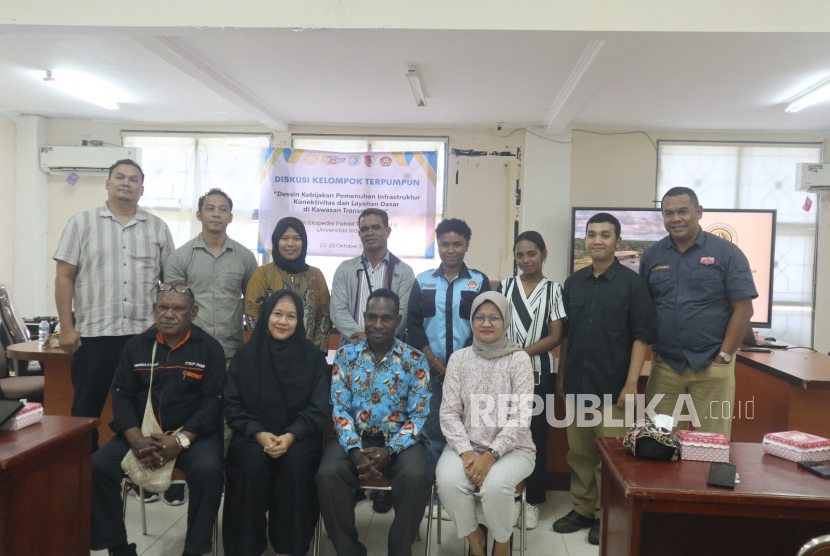 Tim Ekspedisi Patriot dari Universitas Indonesia (UI) melakukan diskusi kelompok bersama akademisi Universitas Musamus.