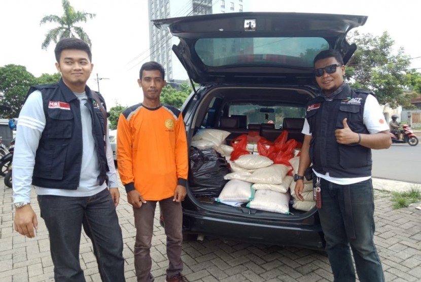 Tim Emergency Respond membantu korban banjir bandang di Way Kerap dan Sedayu, Kecamatan Semaka, Kabupaten Tanggamus, Lampung, Jumat (10/1). 