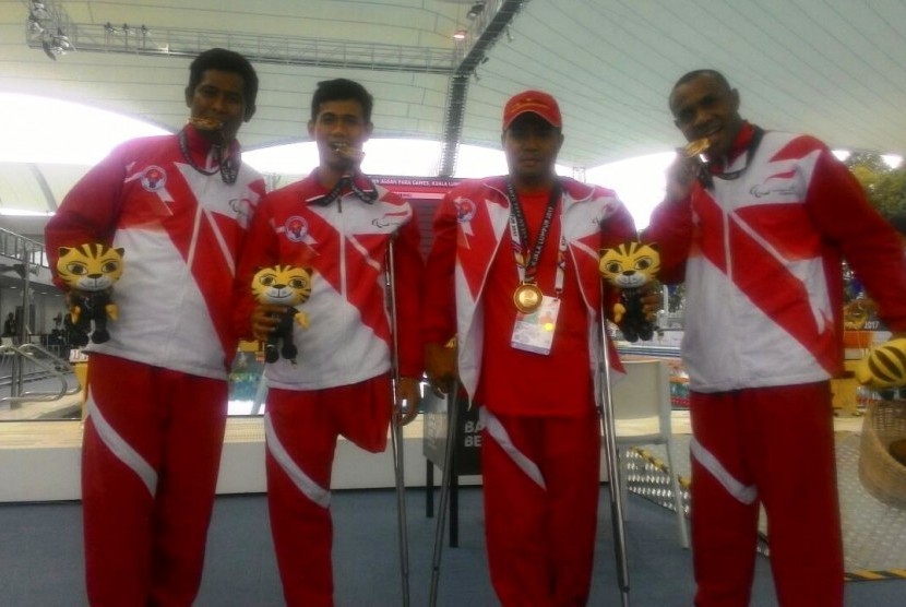 Tim estafet 4x100 meter gaya ganti kategori 34 poin putra meraih emas ASEAN Para Games 2017, Rabu (20/9).