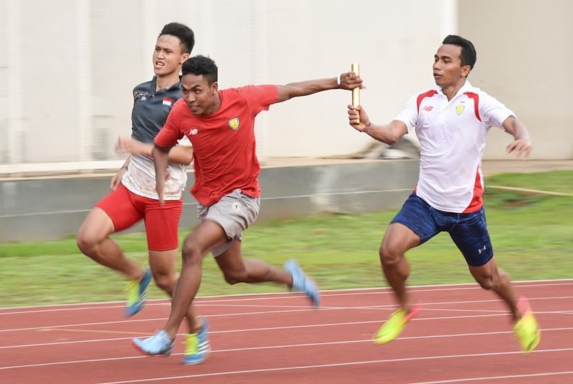 Tim estafet 4x100 meter putra Indonesia Lalu Muhammad Zohri (tengah) bersama Muhammad Abina Bisma (kanan) dan Adi Ramli (kiri) mengikuti latihan di Stadion Madya, Gelora Bung Karno, Selasa (7/5/2019).