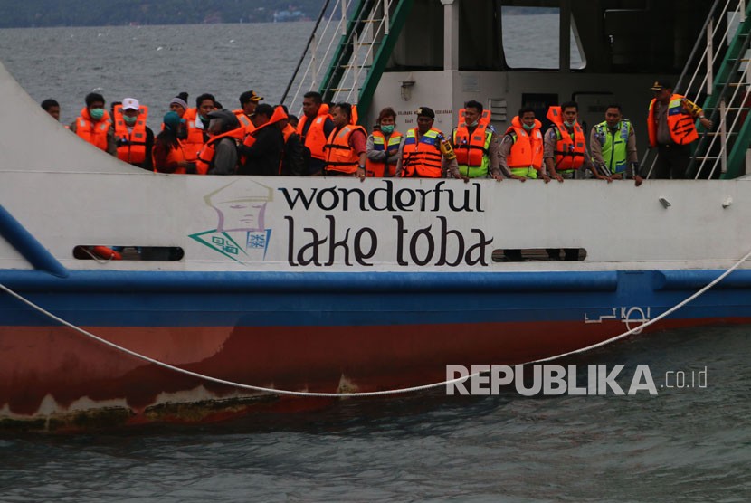 Tim evakuasi gabungan melakukan pencarian korban KM Sinar Bangun yang tenggelam di Danau Toba, Simalungun, Sumatra Utara, Selasa (19/6). 