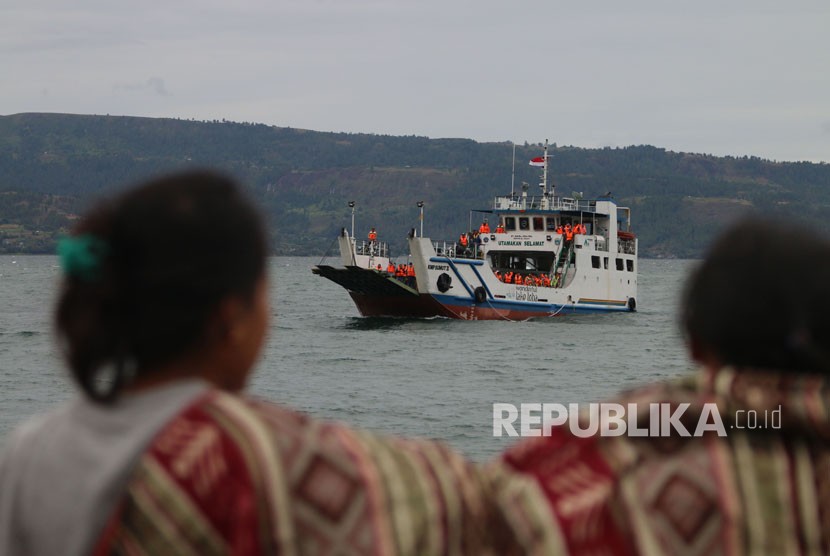 Tim evakuasi gabungan melakukan pencarian korban KM Sinar Bangun yang tenggelam di Danau Toba, Simalungun, Sumatra Utara, Selasa (19/6).