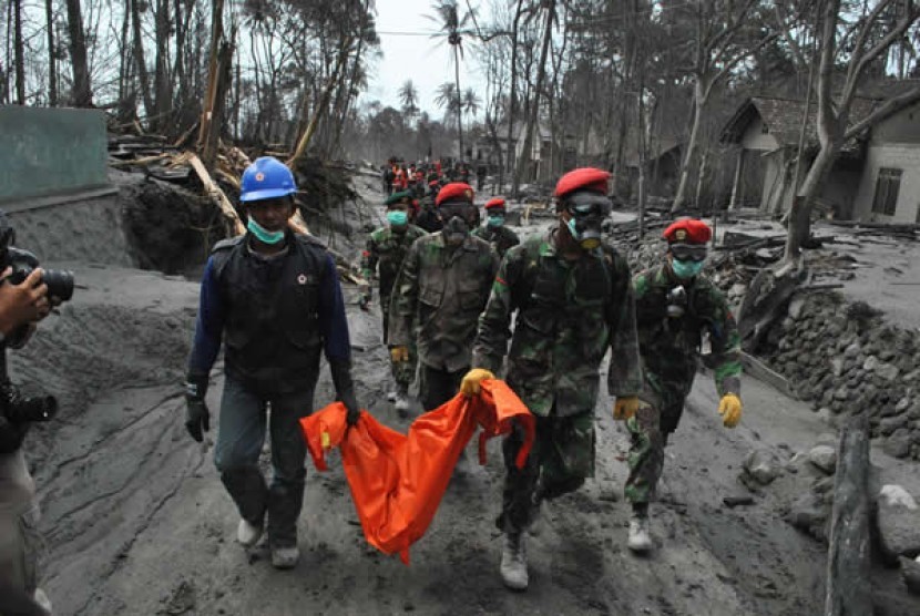 Tim evakuasi membawa jenazah kurban letusan gunung merapi (9 Nov 2010) (Ilustrasi)