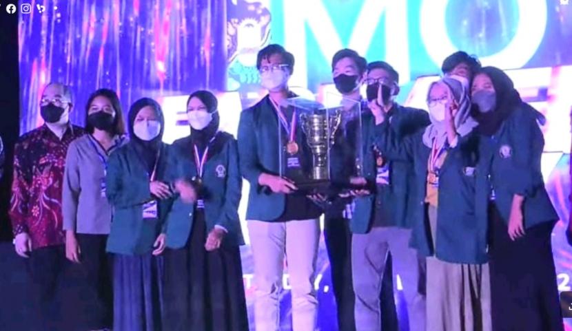 Tim Fakultas Kedokteran (FK) Undip saat menerima piala setelah menyabet juara umum pada ajang The 12th Indonesian International Medical Olympiad (IMO) 2022, yang dilaksanakan di Universitas Ciputra Surabaya, Jawa Timur, baru- baru ini.  