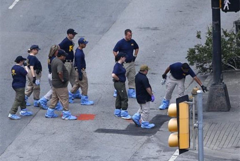 Tim FBI, Ahad, 10 Juli 2016 bekerja di tempat kejadian perkara dimana lima polisi Dallas, AS tewas pada Kamis. Micah Johnson menembaki polisi dan menewaskan lima dan melukai tujuh polisi serta dua warga sipil.