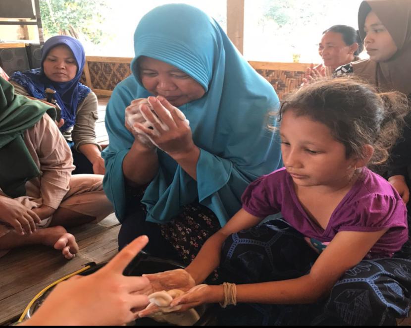 Tim FFUI melatih warga Baduy membuat sabun dari bahan alami.