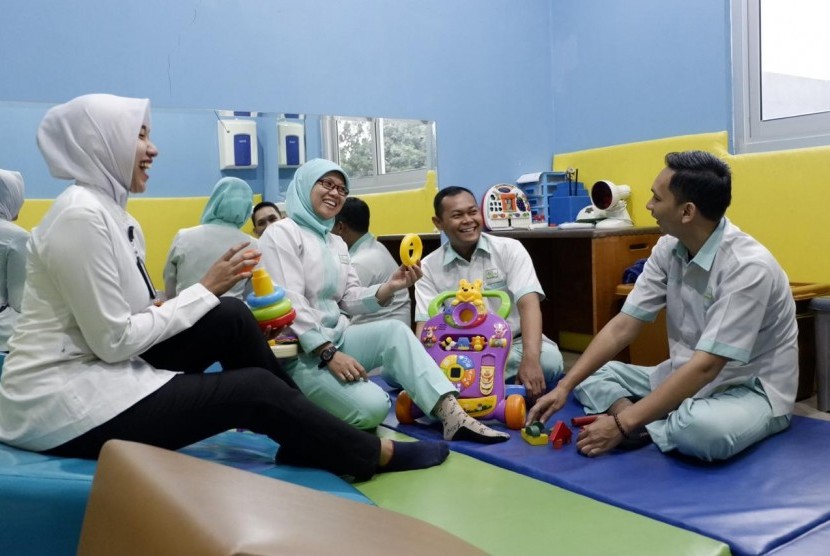 Tim fisioterapis anak di RS Azra Bogor.