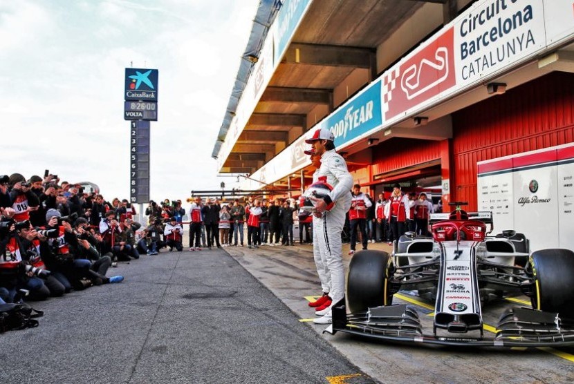 Tim Formula 1 McLaren membatasi akses masuk ke motorhome mereka pada hari pertama sesi tes pramusim di Sirkuit Barcelona-Catalunya, Spanyol, Rabu (19/2) waktu setempat (Foto: suasana Formula 1 di Catalunya, Spanyol)(F1.com)