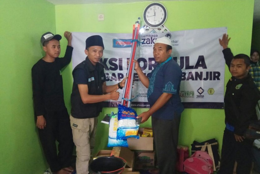 Tim FORMULA (Food, Religion, Medic, Livelihood Aid) LAZ Al Azhar memberikan bantuan kepada korban bencana di Bandung (foto atas) dan Lombok Timur (foto bawah).