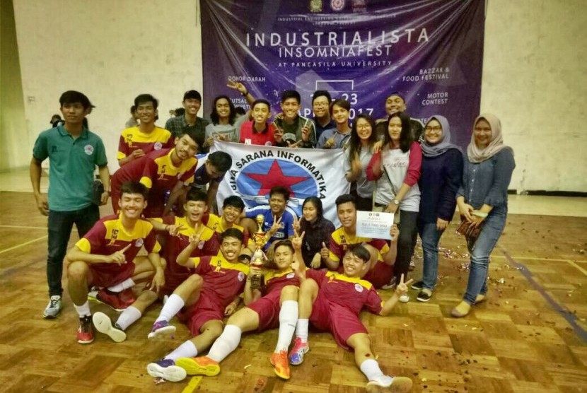 Tim futsal BSI FC menjadi juara pada Kejuaraan Futsal Mahasiswa industrialista Cup.  