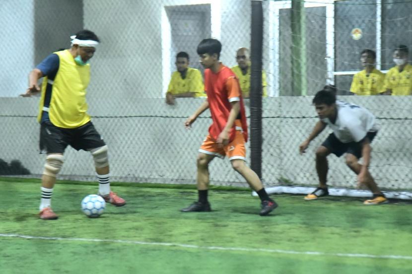 Tim Futsal milenial dari Kelurahan Kelayan A Kota Banjarmasin, mengakui kepiawaian Tim Paman Birin FC dalam laga eksibisi di lapangan futsal Jl R Suprapto Banjarmasin,  Rabu malam (23/02/2022).