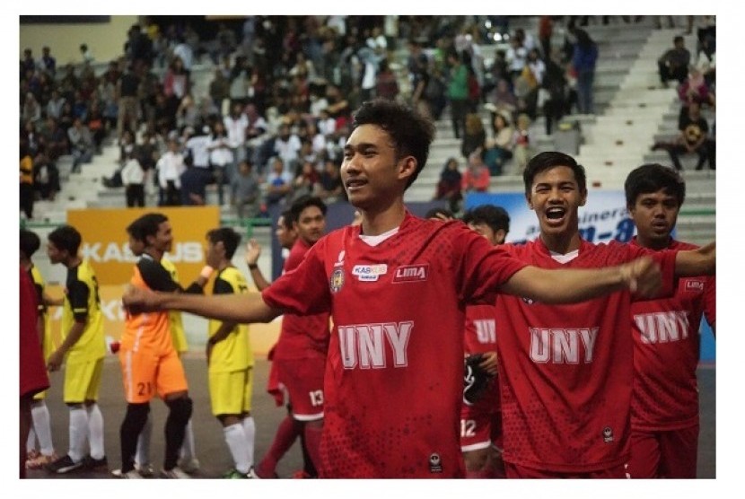 Tim futsal putra UNY semringah setelah berhasi menjuarai Liga Mahasiswa (LIMA) Futsal Kaskus Central Java and Yogyakarta Conference 2017, Ahad (27/8)..