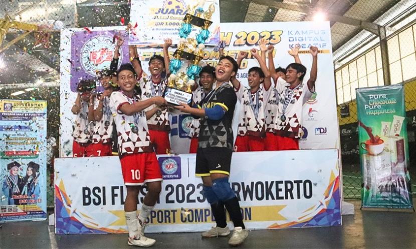 Tim Futsal SMA Negeri 5 Purwokerto berhasil mengalahkan tim futsal dari SMK Maarif NU 1 Ajibarang dengan skor 7-5 dalam partai Final BSI Flash Futsal Competition 2023.