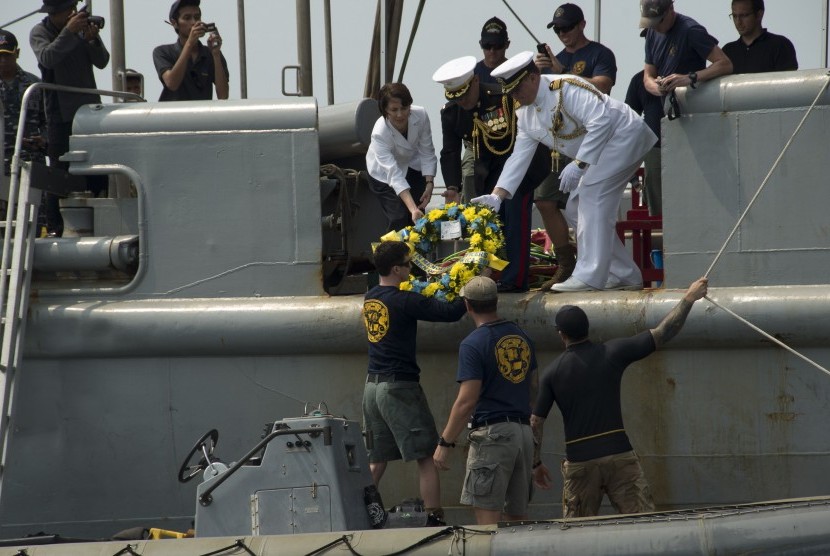 Tim gabungan AS-Indonesia melakukan upacara tabur bunga untuk mengenang awak kapal AS USS Houston (CA 30) yang gugur, Juni 2014