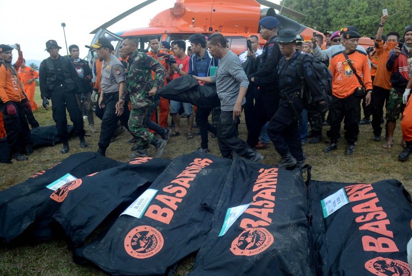 Tim gabungan Basarnas melakukan proses evakuasi korban pesawat Aviastar DHC6/PK-BRM di Desa Ulu Salu, Kecamatan Latimojong, Kabupaten Luwu, Sulawesi Selatan, Selasa (5/10).