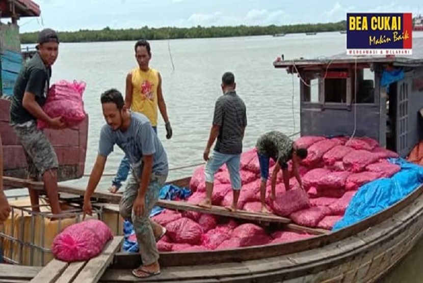 Tim gabungan Bea Cukai Aceh ungkap penyelundupan bawang merah Thailand.