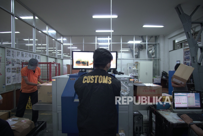 Tim gabungan Bea Cukai Malili dan Badan Narkotika Nasional Kabupaten (BNNK) Tana Toraja mengagalkan upaya peredaran narkotika berupa ganja yang dikirim melalui paket jasa ekspedisi.