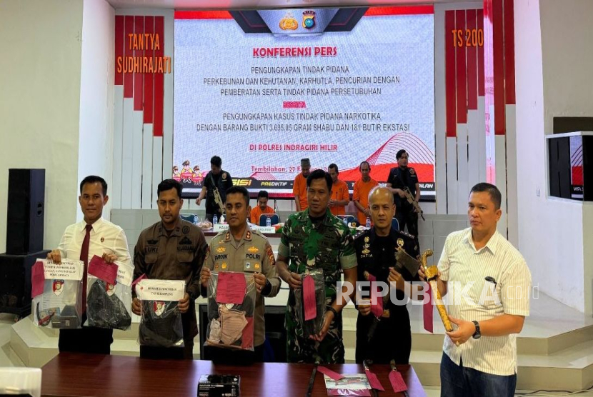 Tim gabungan Bea Cukai Tembilahan dan Polres Indragiri Hilir berhasil menggagalkan upaya penyelundupan narkotika jenis sabu seberat 3,2 kilogram yang dibawa oleh anak buah kapal (ABK) KLM Mutiara Mas. 