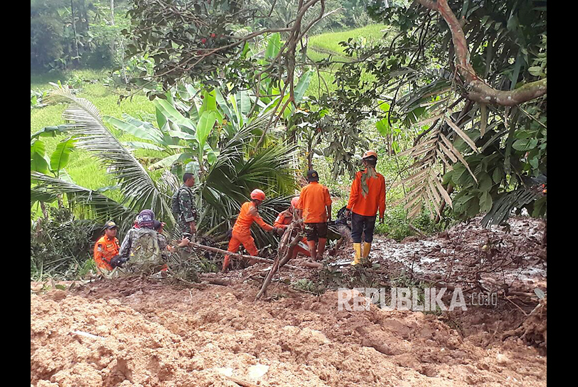 Tim gabungan BPBD Bandung Barat, Basarnas, Relawan dan TNI masih melakukan pencarian terhadap korban kedua longsor di Kampung Bonjot, Desa Buninagara, Selasa (6/3).