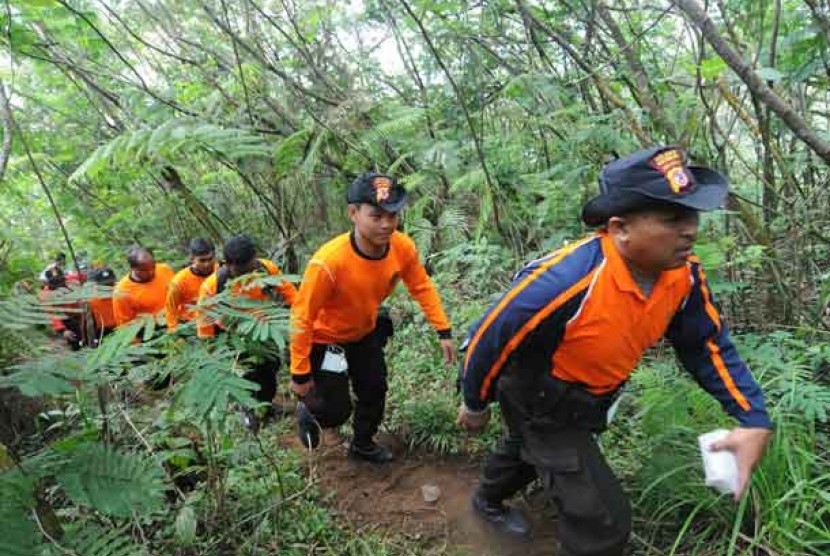  Tim gabungan dari Basarnas, TNI, Polri, dan masyarakat menyusuri hutan untuk mengevakuasi korban jatuhnya pesawat Sukhoi di Gunung Salak, Kabupaten Bogor, Jum'at (11/5).
