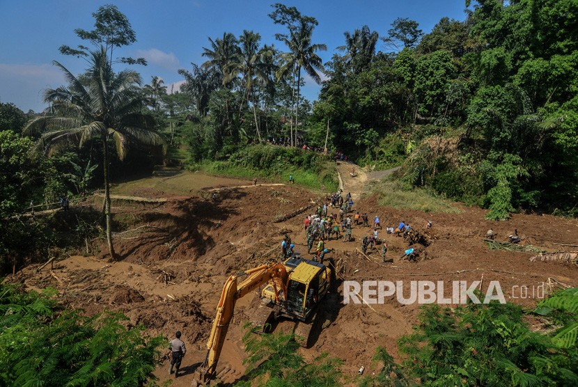 Ilustrasi longsor. Sebanyak sembilan warga Solok Selatan, Sumatera Barat, ditemukan tewas tertimbun di lubang tambang emas ilegal di Ranah Pantai Cermin, Kecamatan Sangir Batang Hari.