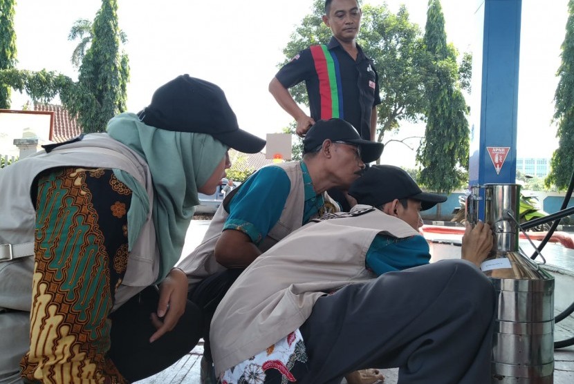 Tim gabungan dari Dinas Koperasi UKM Perdagangan dan Perindustrian Purwakarta bersam pengawas metrologi Direktorat Metrologi Kemendag, saat melakukan uji tera di pom bensin Cikopo, Kecamatan Bungursari, Kamis (23/5).