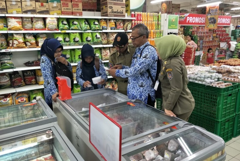 Tim gabungan dari Pemkab Karanganyar, Jawa Tengah, yang terdiri dari Dinas Kesehatan Kabupaten (DKK), Dinas Perdagangan Tenaga Kerja Koperasi dan UKM, serta Satpol PP, melakukan inspeksi dadakan (sidak) di supermarket Giant Palur Plaza, Karanganyar, Senin (20/5).