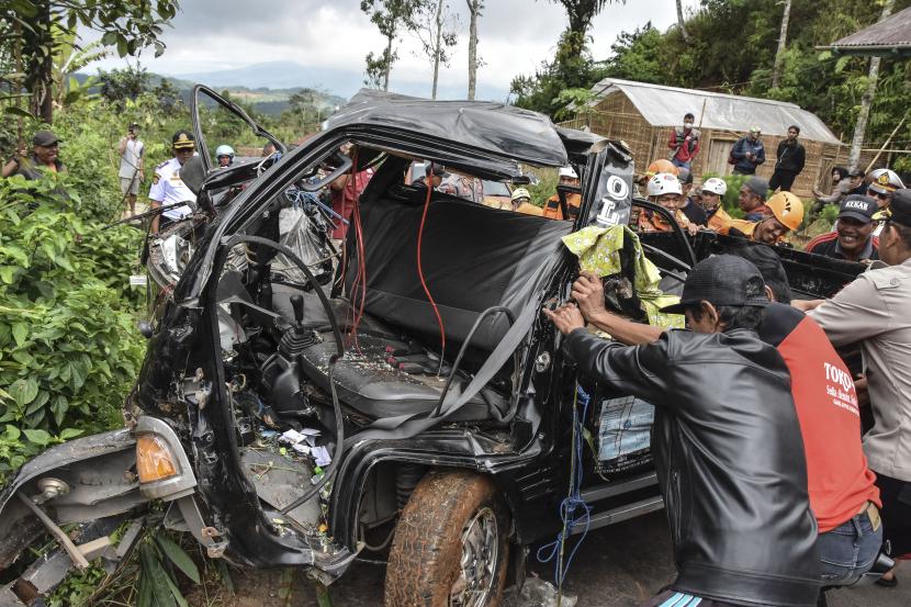 Tim gabungan dari Polisi, BPBD, Dishub dan warga mengevakuasi mobil bak terbuka yang terjun ke jurang di Dusun Cimara, Desa Cibeureum, Kecamatan Sukamantri, Kabupaten Ciamis, Jawa Barat, Senin (8/8/2022). Polisi masih menyelidiki penyebab kecelakaan mobil pikap menewaskan delapan orang.