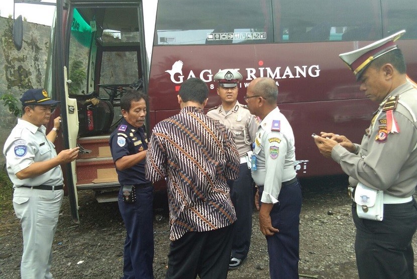 Tim gabungan dari Polres Ciamis, Dishub Ciamis dan Jasa Raharja memeriksa kelaikan bus di PO Gagak Rimang, Ciamis, Jawa Barat, Kamis (15/2). Pengecekan dalam rangka antisipasi mencegah kecelakaan selama libur panjang akhir pekan ini.