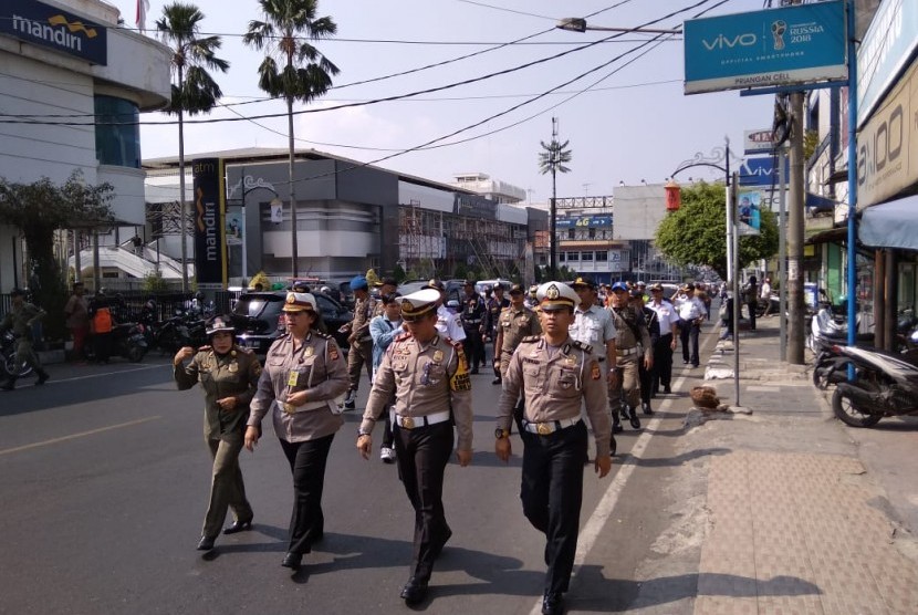 Tim gabungan dari unsur kepolisian dan Pemkab Purwakarta, meninjau langsung kawasan tertib lalu lintas (KTL) di sepanjang Jl Sudirman, Purwakarta, Senin (16/9).