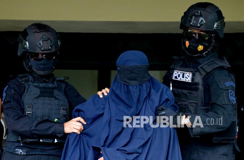 Personel Detasemen Khusus (Densus) 88 Antiteror Polri menggiring terduga teroris saat akan diberangkatkan ke Jakarta di Bandara lama Sultan Hasanuddin, Kabupaten Maros, Sulawesi Selatan, Kamis (4/2/2021).