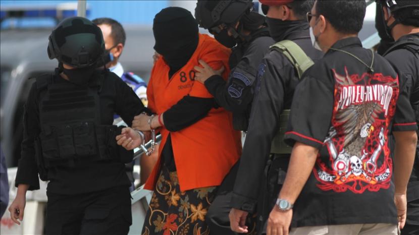 Tim gabungan Detasemen Khusus (Densus) 88 Antiteror Mabes Polri menggiring tersangka teroris di Bandara Soekarno-Hatta, Tangerang, Banten, Indonesia pada 4 Februari 2021. Sebanyak 19 tersangka kasus terorisme jaringan Jamaah Ansharut Daulah (JAD) ditangkap Tim Densus 88 Antiteror di Makassar diterbangkan ke Jakarta untuk menjalani pemeriksaan lanjutan.