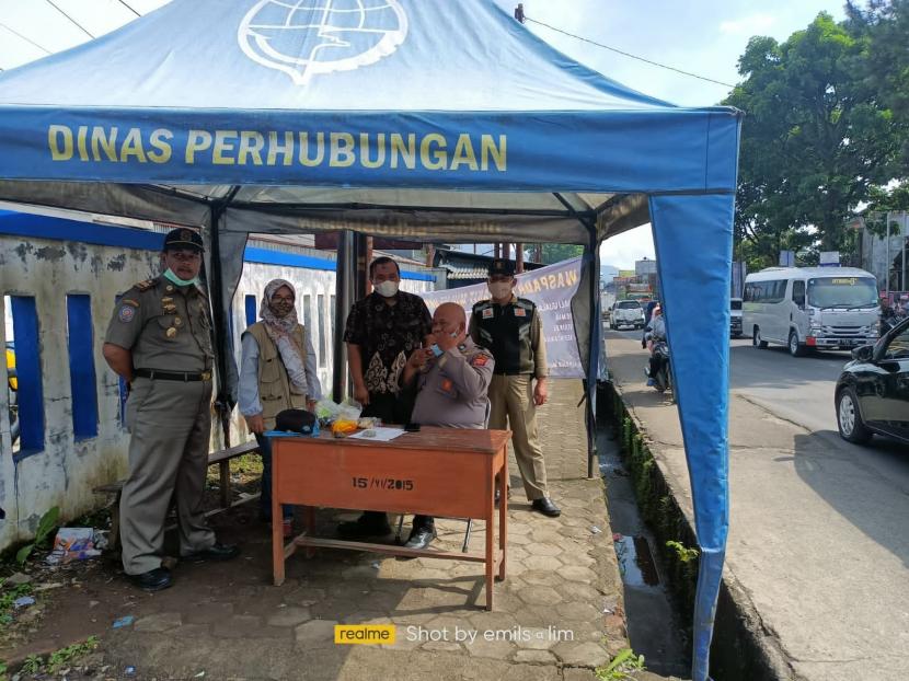 Tim gabungan di Kabupaten Sukabumi melaksanakan pemantauan terhadap mobilitas lalulintas ternak hewan di pos gabungan terminal Benda Kecamatan Cicurug, Ahae (22/5/2022).