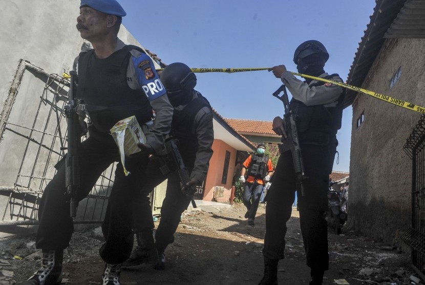 Tim Gabungan kepolisian dan Densus melakukan penjagaan saat penggeledahan rumah salah satu terduga teroris terkait bom Kampung Melayu di kawasan Rancasawo, Bandung, Jawa Barat, Jumat (26/5).