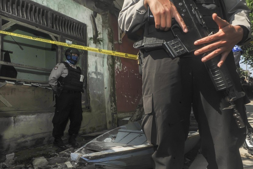 Tim Gabungan kepolisian dan Densus melakukan penjagaan saat penggeledahan rumah salah satu terduga teroris terkait bom Kampung Melayu di kawasan Rancasawo, Bandung, Jawa Barat, Jumat (26/5). 