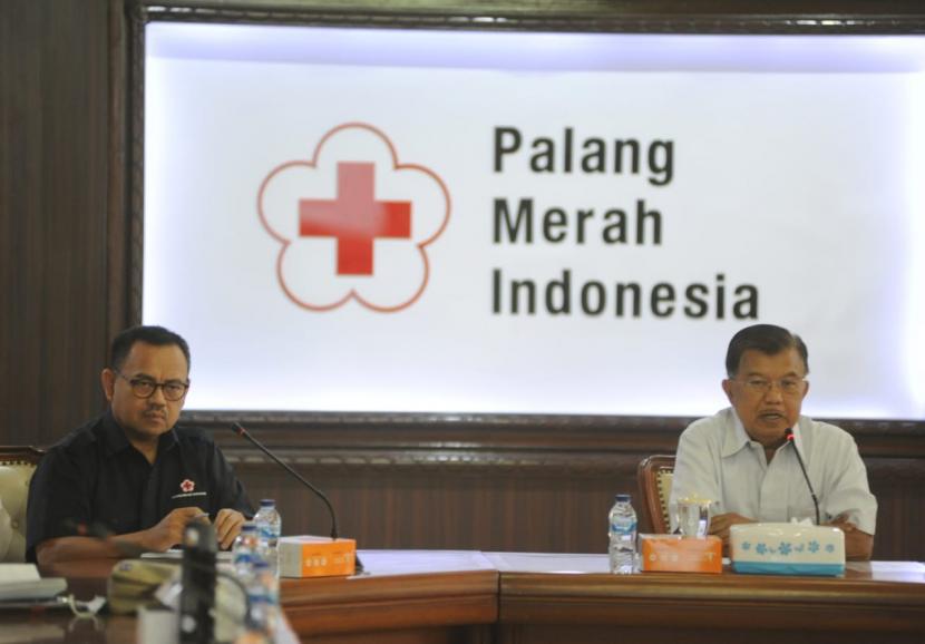 Ketua PMI Pusat, Jusuf Kalla (kanan(