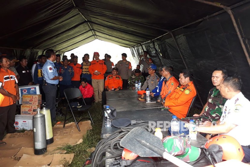 Tim gabungan masih melakukan pencarian keenam korban kapal tenggelam di Waduk Cirata, Kabupaten Purwakarta, Jumat (22/12).