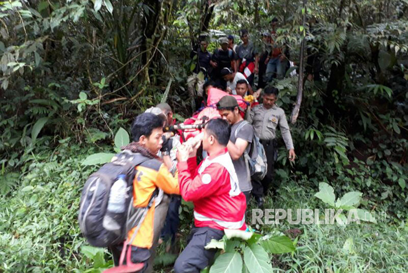 Tim gabungan melakukan evakuasi pendaki gunung (ilustrasi) 